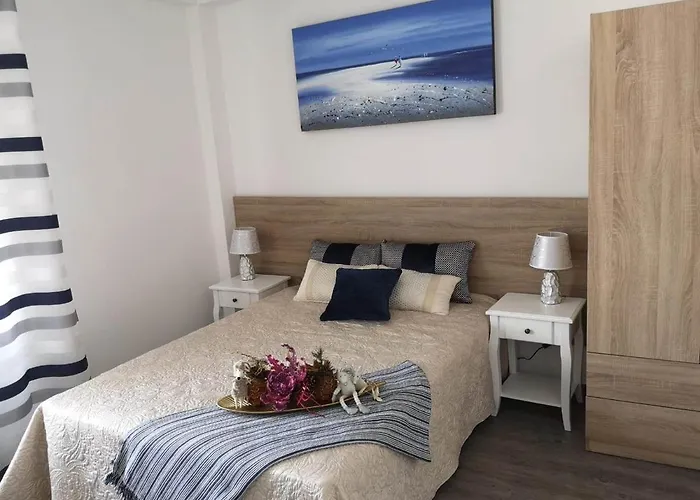 Beachfront Modern And Spacious Lejlighed